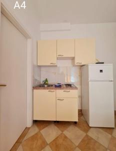 Η κουζίνα ή μικρή κουζίνα στο Apartments Tiho