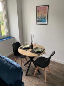 ブレストにあるAppartement moderne proche commercesのテーブルと椅子のあるダイニングルーム +14枚の写真