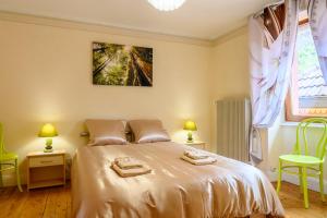 a bedroom with a bed with two towels on it at maison de vacances chez louis in Sondernach