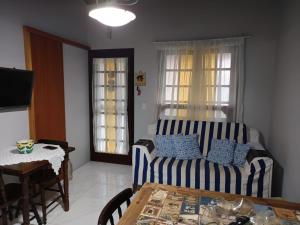 un soggiorno con un divano e un tavolo di Casa Agradável no Paraiso de Arraial do Cabo ad Arraial do Cabo