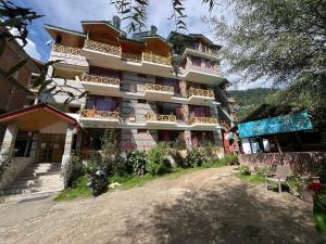 a building on the side of a dirt road at YOLO Social - The Social House & Cowork - Manali in Manāli