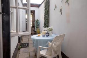 una mesa con un mantel azul en el patio en Cambridge House, en Sidmouth