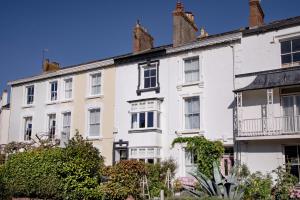 un edificio blanco con balcón frente a él en Cambridge House, en Sidmouth