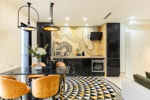 O bucătărie sau chicinetă la Cosmo Apartments Rambla Catalunya