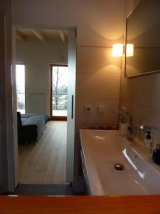 ein Badezimmer mit Badewanne und ein Bett in einem Zimmer in der Unterkunft WaldNur in Neureichenau