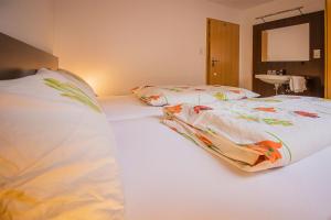 1 dormitorio con 2 camas y lavamanos en Haus Niedermättle, en Oppenau