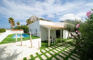 Swimmingpoolen hos eller tæt på Villa Lux