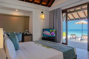 TV a/nebo společenská místnost v ubytování NOOE Maldives Kunaavashi - Stay 5 nights or more and get Free Speed Boat Transfers - And the Offer valid till 25th August 2025 and Stay Period till 30th September