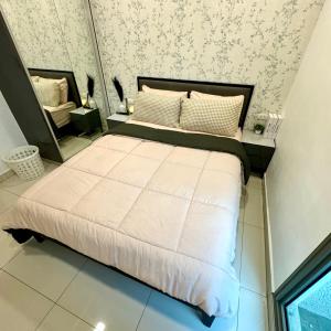 Postel nebo postele na pokoji v ubytování Arcadia Beach Continental 1BR Apt Mid-High Floor Pool View Cozy Vibes
