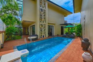 basen na podwórku domu w obiekcie Melhor Stays Villa - L-A2 Luxury 3BHK villa with Private pool, Assagao w mieście Vagator