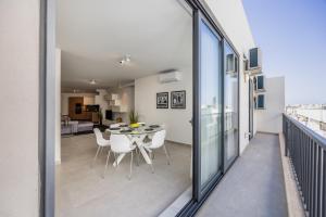 Camera con tavolo e sedie sul balcone. di Chic Downtown Hideaway a Msida