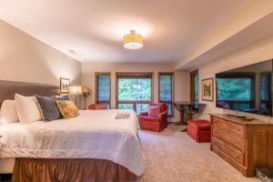 Un dormitorio con una cama, un escritorio y una silla. en Sylvan Falls at Yonahlossee, en Blowing Rock 74 fotos más