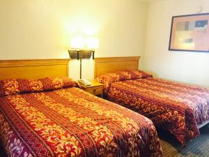 Een bed of bedden in een kamer bij Economy Inn