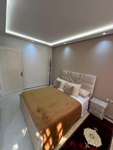 un dormitorio con una cama grande en una habitación en Appartement Bord de Mer, en Tánger