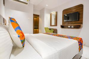 TV a/nebo společenská místnost v ubytování FabHotel Peralz - Nr Boriwali Station