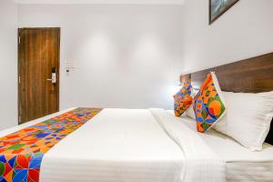 Postel nebo postele na pokoji v ubytování FabHotel Peralz - Nr Boriwali Station
