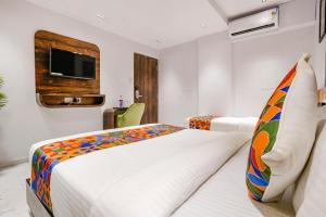 Postel nebo postele na pokoji v ubytování FabHotel Peralz - Nr Boriwali Station