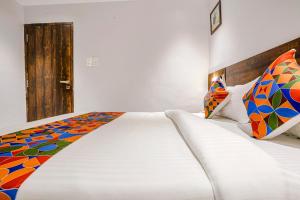 Postel nebo postele na pokoji v ubytování FabHotel Peralz - Nr Boriwali Station
