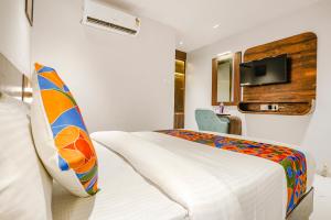 TV a/nebo společenská místnost v ubytování FabHotel Peralz - Nr Boriwali Station