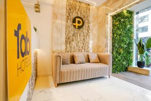 Posezení v ubytování FabHotel Peralz - Nr Boriwali Station + 34 fotografií