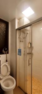 Koupelna v ubytování Skyhouse BSD 2 Bedroom & Studio Apartments - Perfect for ICE BSD Events