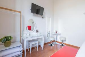 A television and/or entertainment centre at Superior Relais FCollection Temple View