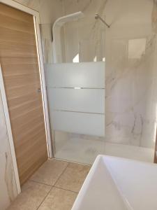 a bathroom with a shower and a glass shower backdoor at Perpignan Villa climatisée 4 personnes in Pia