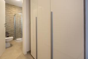 Un baño con ducha y WC. en Modern Marvel Apartment with city views, en Msida 19 fotos más