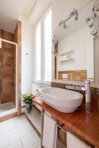 A bathroom at Superior Relais FCollection Temple View