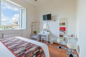 A television and/or entertainment centre at Superior Relais FCollection Temple View
