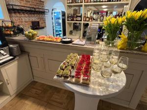 Una mesa con aperitivos y copas de vino encima. en Willa Prus, en Solec-Zdrój