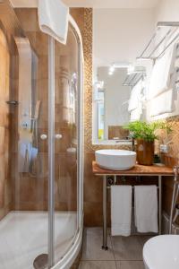 A bathroom at Superior Relais FCollection Temple View