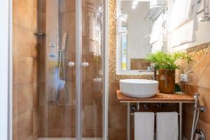 A bathroom at Superior Relais FCollection Temple View
