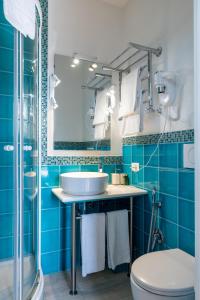 A bathroom at Superior Relais FCollection Temple View