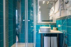 A bathroom at Superior Relais FCollection Temple View