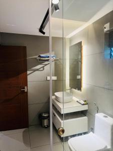 Bay View Suites, Vythiri, Wayanad的一间浴室