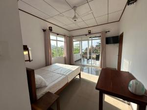 Postel nebo postele na pokoji v ubytování KVA Talalla Beach Villa