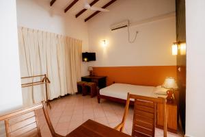 TV a/nebo společenská místnost v ubytování Prince Beach Hotel Bentota