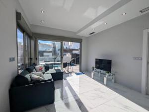 a living room with a couch and a television at Fee4Me Villa, Pool, Roofterrace & Relax in Alicante