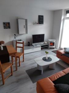 una sala de estar con un sofá y una mesa en Sweet Home - Sweet Dreams, en Oelsnitz