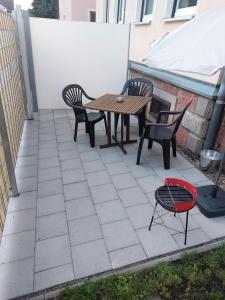 Un patio con una mesa y sillas y un frisbee rojo. en Sweet Home - Sweet Dreams, en Oelsnitz