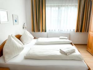 Posteľ alebo postele v izbe v ubytovaní Auerschmied Appartements