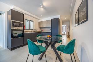 Kuchyň nebo kuchyňský kout v ubytování Sunlit Serenity Modern Apartment with City Views + 14 fotografií