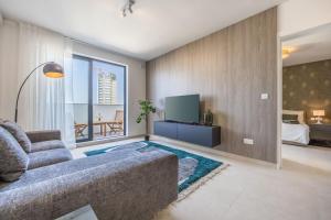 Posezení v ubytování Sunlit Serenity Modern Apartment with City Views