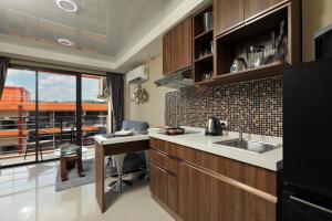 Kuchyň nebo kuchyňský kout v ubytování Naiharn Sea Condo by Capital Pro