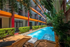 Bazén v ubytování Naiharn Sea Condo by Capital Pro nebo v jeho okolí