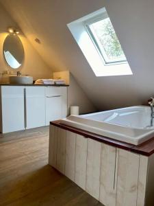 bagno con ampia vasca e lucernario. di Maison de caractère en Bretagne a La Pellerine Altre 26 foto