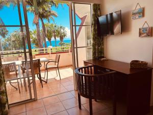 TV in/ali zabaviščno središče v nastanitvi TI COCOTIER Appartement VUE MER 2 à 6 personnes village Pierre et vacances