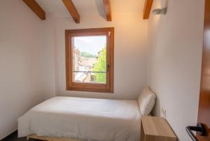 a bedroom with a bed and a window at Apartament Brises de Ceranya in Alp