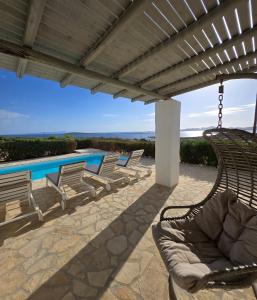 Bazén v ubytovaní Paros Afrodite Luxury Villas alebo v jeho blízkosti